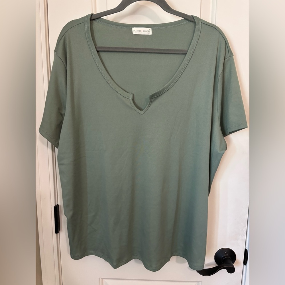 🚨4/$20 Sale!🚨 Frankee & Skylarr Gray Short-Sleeve Top Size 3X